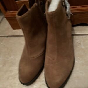 Vionic Tan Suede Ankle Booties Never Worn/No Box Size 9.5